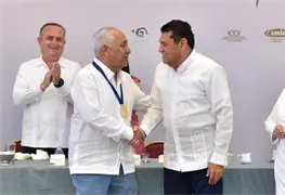 Javier May entrega Medalla al M&eacute;rito Empresarial en Tabasco
