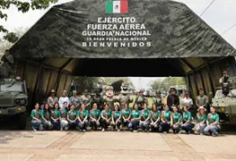 Embajadoras Flor Tabasco 2026 se impresionan en exposici&oacute;n militar