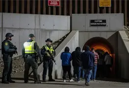 Operativo de detenci&oacute;n de migrantes en t&uacute;neles de drenaje fronterizos