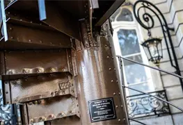 Venta hist&oacute;rica de escalera de la Torre Eiffel en Par&iacute;s