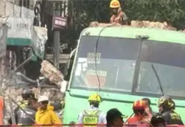 Rescate en curso tras colapso de barda en Centro Hist&oacute;rico