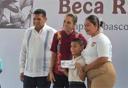 Emotivo encuentro de Claudia Sheinbaum con familias de Jalapa
