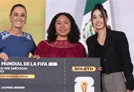 Claudia Sheinbaum entrega boletos del Mundial 2026 a j&oacute;venes ganadoras