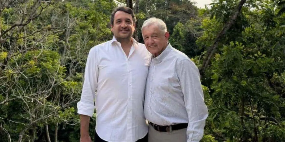 Andy López Beltrán refuerza candidatura con foto junto a AMLO Andy López Beltrán refuerza candidatura con foto junto a AMLO