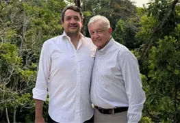 Andy L&oacute;pez Beltr&aacute;n refuerza candidatura con foto junto a AMLO