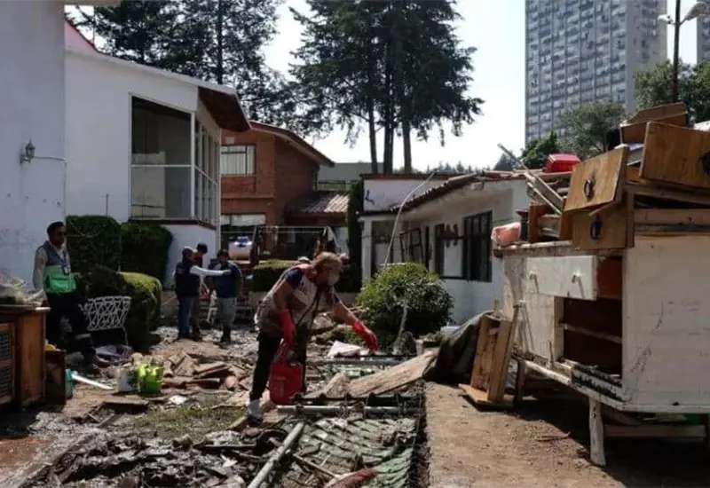 Colapso de muro de contenci&oacute;n en San Pedro Cuajimalpa deja familias en incertidumbre