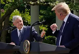 Rodean a Trump manipuladores