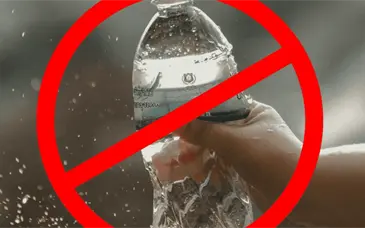 FIFA proh&iacute;be botellas agua en estadios