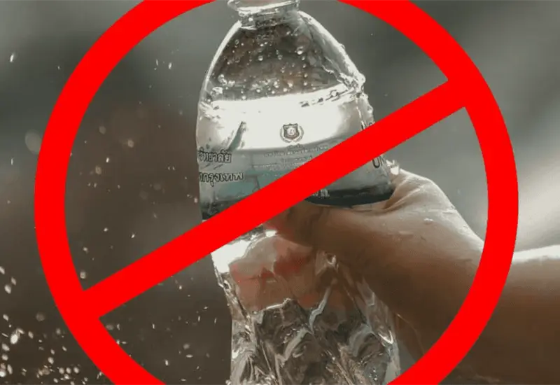 FIFA proh&iacute;be botellas agua en estadios