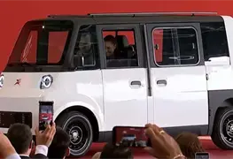 Claudia Sheinbaum conduce Olinia 1, el primer veh&iacute;culo el&eacute;ctrico mexicano