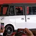 Claudia Sheinbaum conduce Olinia 1, el primer veh&iacute;culo el&eacute;ctrico mexicano