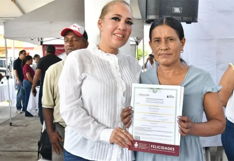 Emotivo logro: Certificados de Primaria y Secundaria para dos mujeres