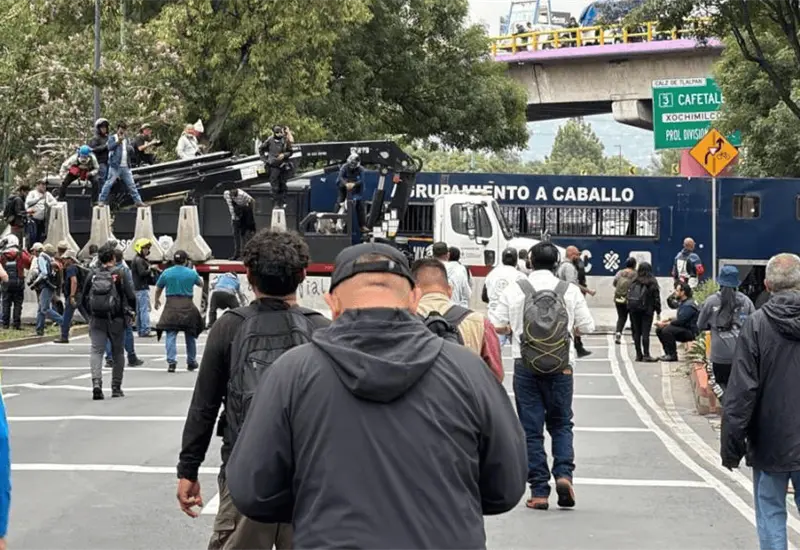 CNTE presiona rumbo al estadio