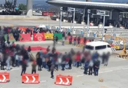 Normalistas bloquean la M&eacute;xico-Cuernavaca y colapsan la circulaci&oacute;n