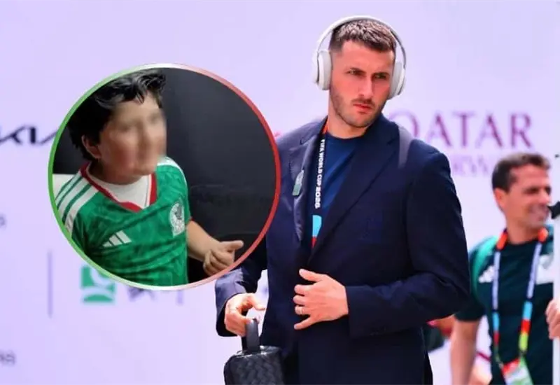 Santiago Gim&eacute;nez regala jersey a ni&ntilde;o fan&aacute;tico viral