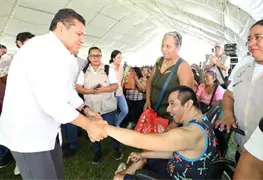 Gobernador Javier May entrega apoyos alimentarios en Nacajuca
