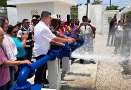 Dota Gobierno de Comalcalco de agua potable de calidad a habitantes del poblado Miguel Hidalgo