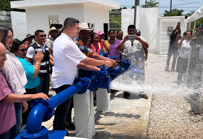 Dota Gobierno de Comalcalco de agua potable de calidad a habitantes del poblado Miguel Hidalgo