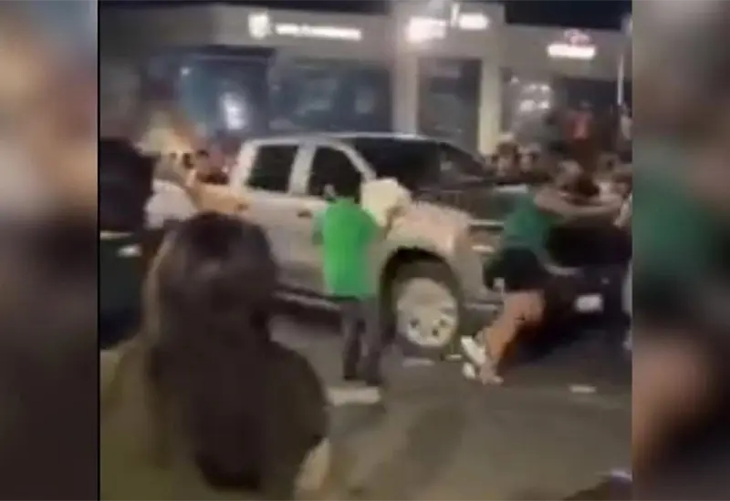 Conductor ebrio arrolla a aficionados tras festejo en Chihuahua