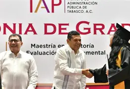 &Eacute;tica y lealtad exhorta Javier May a egresados del IAP