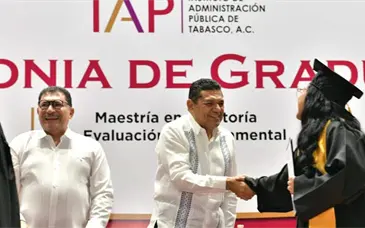 &Eacute;tica y lealtad exhorta Javier May a egresados del IAP