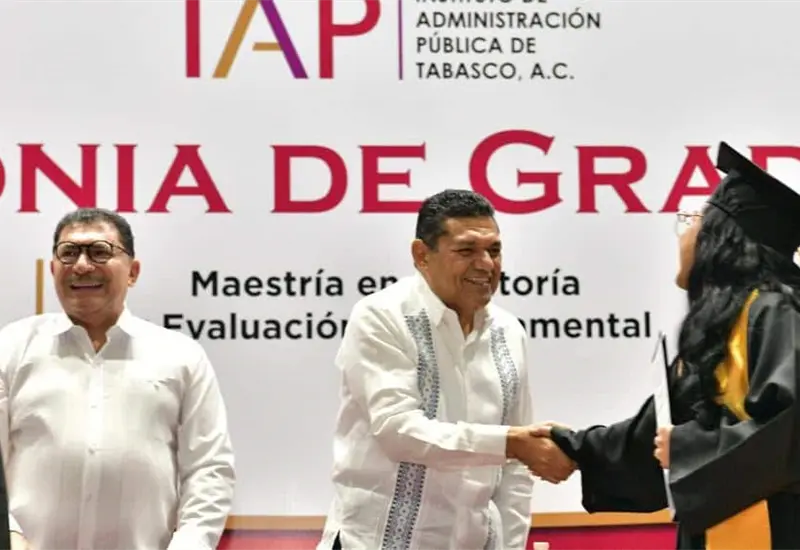 &Eacute;tica y lealtad exhorta Javier May a egresados del IAP