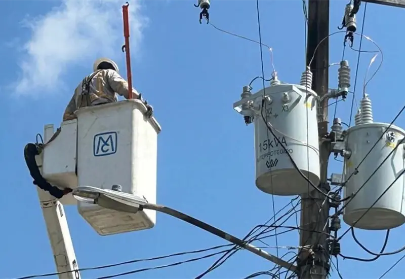 Atienden comunidades afectadas por problemas en suministro el&eacute;ctrico en Tabasco