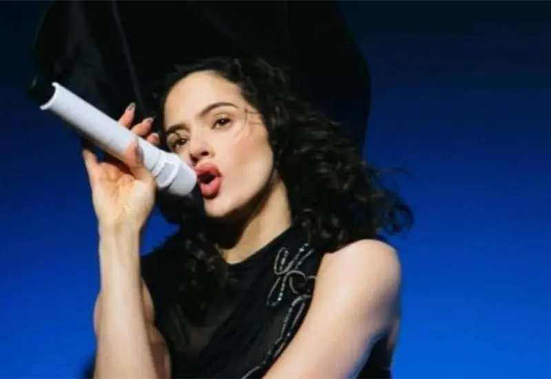 Rosal&iacute;a sorprende a seguidora vestida de novia en gira Lux Tour
