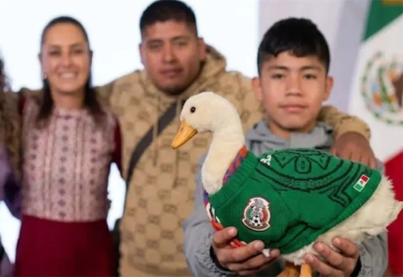 El Pato Merl&iacute;n y su familia se presentan en la Ma&ntilde;anera con Sheinbaum