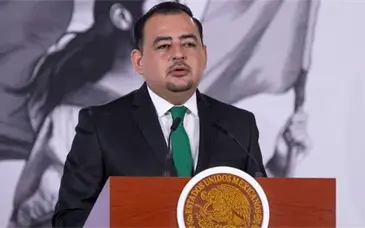 Julio Le&oacute;n anuncia convocatoria para becas federales en septiembre de 2026