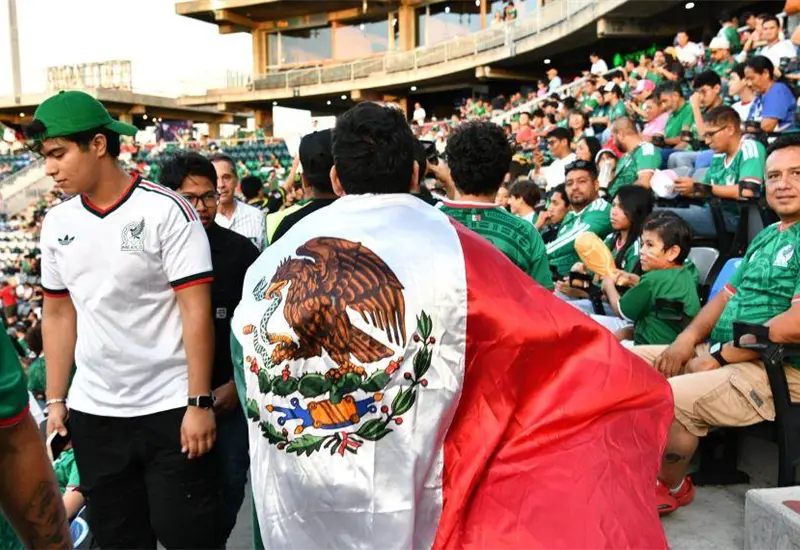 Afici&oacute;n tabasque&ntilde;a festeja la hist&oacute;rica victoria de M&eacute;xico en el Mundial