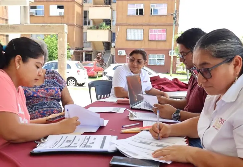Servicios de salud y programas sociales llegan directamente a familias en Tabasco