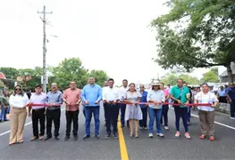 Rehabilitaci&oacute;n de carretera El Port&oacute;n - Ciudad Pemex entregada por Javier May