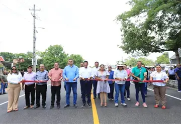 Rehabilitaci&oacute;n de carretera El Port&oacute;n - Ciudad Pemex entregada por Javier May