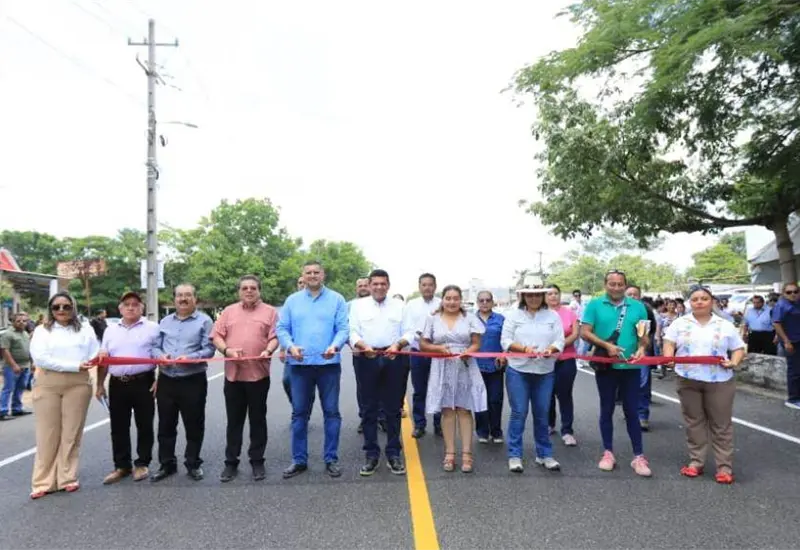 Rehabilitaci&oacute;n de carretera El Port&oacute;n - Ciudad Pemex entregada por Javier May