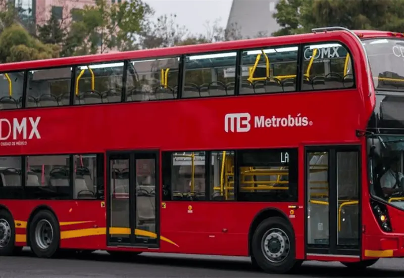 Metrob&uacute;s CDMX y autob&uacute;s rojo Londres se enfrentan en la previa del Mundial 2026
