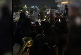 Aficionados mexicanos sorprenden con serenata en hotel de Inglaterra