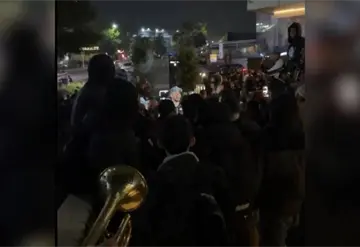 Aficionados mexicanos sorprenden con serenata en hotel de Inglaterra