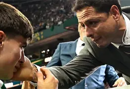 La Hormiga Gonz&aacute;lez conmueve al recibir apoyo de Chicharito en Mundial