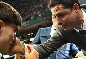 La Hormiga Gonz&aacute;lez conmueve al recibir apoyo de Chicharito en Mundial