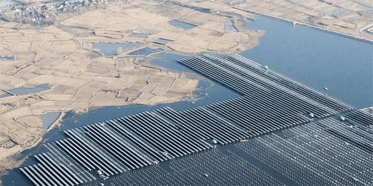 Estudio alerta sobre efectos de paneles solares flotantes en agua