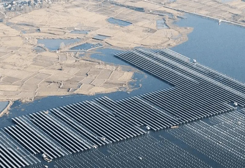Estudio alerta sobre efectos de paneles solares flotantes en agua