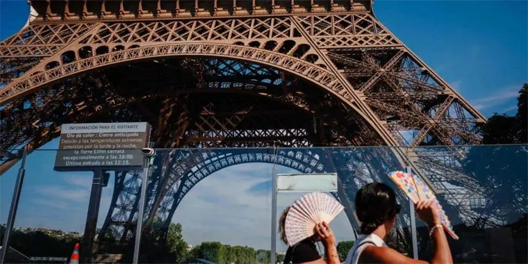 Alerta roja en Francia: Torre Eiffel y museos reducen horarios por calor extremo