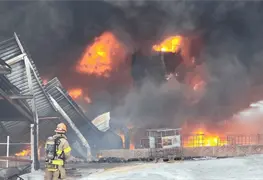 Columna de humo oscurece cielo de General Zuazua por incendio en f&aacute;brica