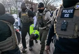 ICE suspende detenciones de veh&iacute;culos tras muerte de migrantes en operativos