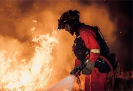 Incendio forestal en Francia obliga evacuar a 20 mil personas