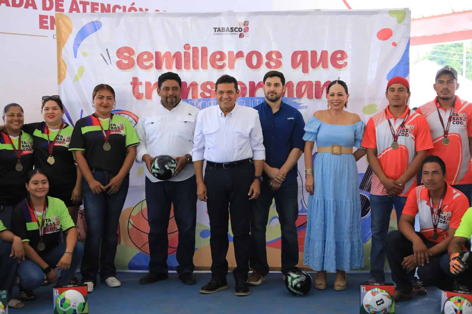 Gobernador Javier May premia a ganadores