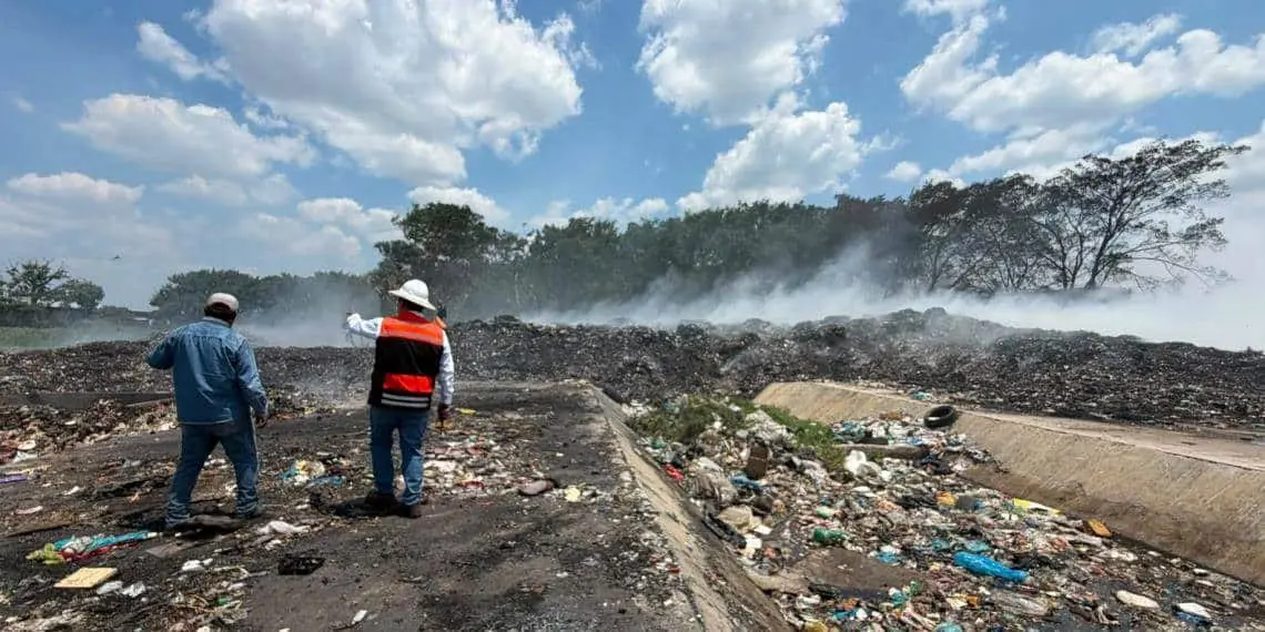 Acciones de extinción en estación de transferencia tras control del incendio