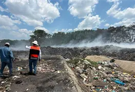 Acciones de extinci&oacute;n en estaci&oacute;n de transferencia tras control del incendio