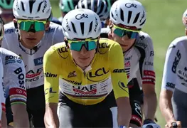 Isaac del Toro lucha por el maillot blanco en el Tour de Francia